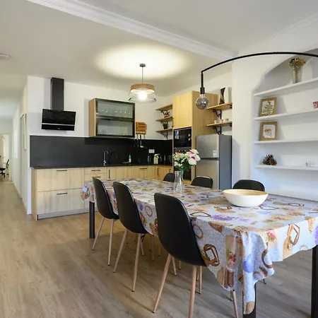 Hjs Plaza Suites Apartments II *
